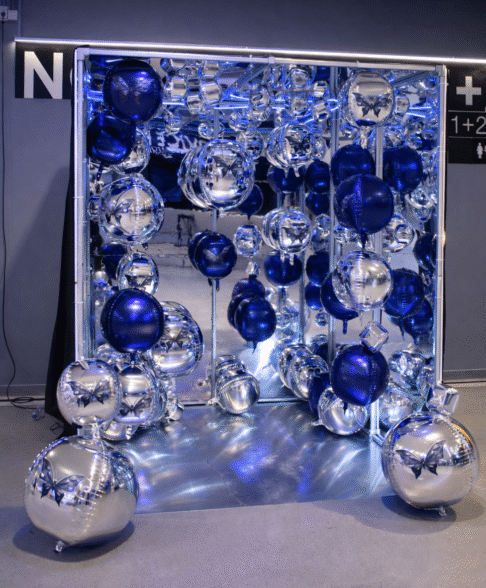 Volledig gebrande Spiegel Fotobox met blauwe en zilveren ballonnen